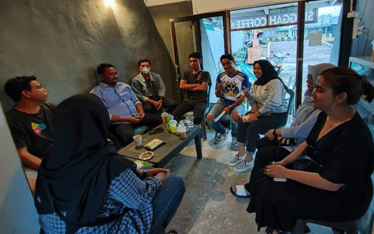 Sejumlah pemuda mengadakan pertemuan untuk membahas reorganisasi Karang Taruna Kabupaten Lamandau di Singgah Coffee Nanga Bulik, Minggu, 5 Maret 2023. (FOTO: HENDI)