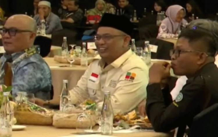 Ketua Asosiasi Petani Kelapa Sawit Indonesia atau Apkasindo, Gulat Medali Mas Manurung (baju putih).(FOTO: TESTI PRISCILLA)