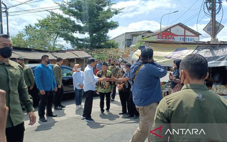 Presiden Joko Widodo tiba di Pasar Baleendah, Kabupaten Bandung, Jawa Barat, Minggu (5/3/2023). (ANTARA/Bagus Ahmad Rizaldi)