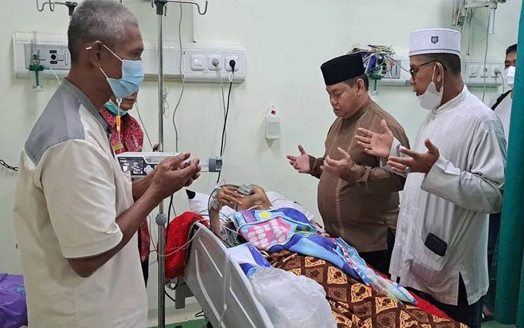Bupati Kotawaringin Timur, Halikinnor sempat mengunjungi KH Abdul Hadi Ridwan, Jumat, 3 Maret 2023. (FOTO: Prokom)