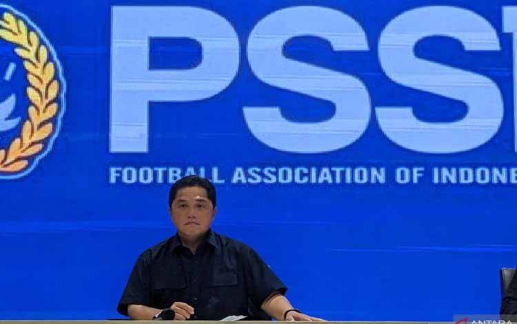 Ketua Umum PSSI Erick Thohir memberikan pernyataan dalam konferensi pers Keputusan Bersama Sarasehan Sepak Bola Indonesia di GBK Arena, Jakarta, Minggu (5/3/2023). (ANTARA/Michael Siahaan)