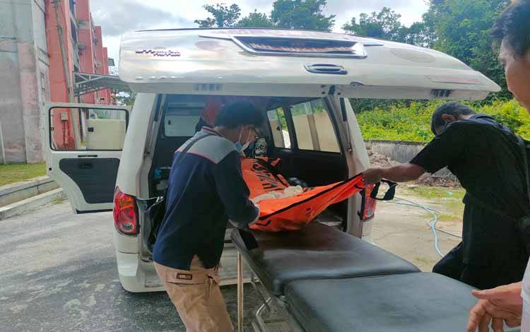 Jenazah Korban saat dievakuasi oleh pihak PMI Kotim dan di bawa ke kamar jenazah rumah sakit Dr. Murjani Sampit (FOTO: BUDDI)