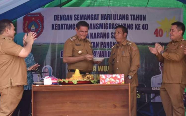 Pj Bupati Kobar, Anang Dirjo saat menghadiri peringatan 40 tahun kedatangan transmigran di Desa Karang Sari Kecamatan Pangkalan Banteng, Senin, 6 Maret 2023. (FOTO: WAHYU KRIDA)