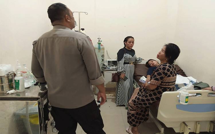 Kepala SPKT Polsek Sebangau Aiptu Cecep saat mengecek kondisi korban laka, Senin, 6 Maret 2023. (FOTO : POLSEK SEBANGAU)