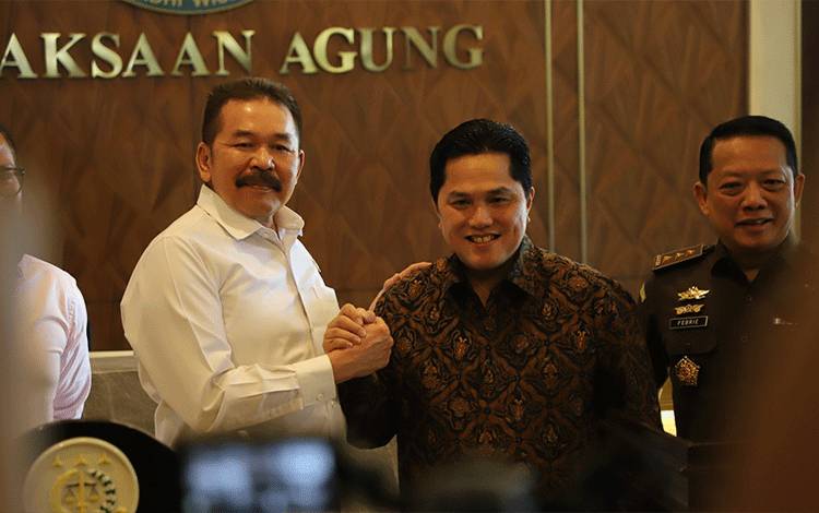 Jaksa Agung Burhanuddin menerima kunjungan silaturahmi dengan Menteri BUMN Erick Thohir, Senin, 6 Maret 2023. (Foto: Puspenkum Kejagung)
