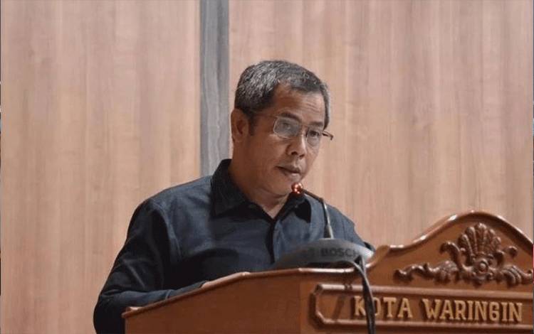 Anggota DPRD Kotawaringin Timur, Sihol Parningotan Lumban Gaol pada rapat paripurna penyampaian pemandangan umum 3 buah ranperda, Senin, 6 Maret 2023. (FOTO: DEWIP)