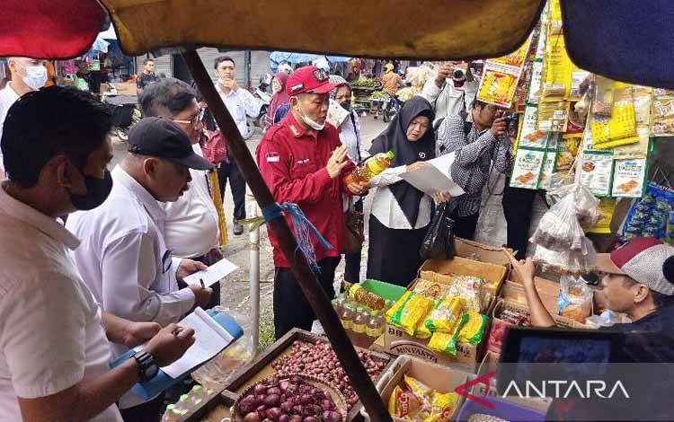 Satgas Pangan Kalteng melakukan peninjauan pasar melihat berbagai ketersediaan komoditas pangan strategis di Palangka Raya beberapa waktu lalu. ANTARA/HO-Biro Adpim Setda Kalteng