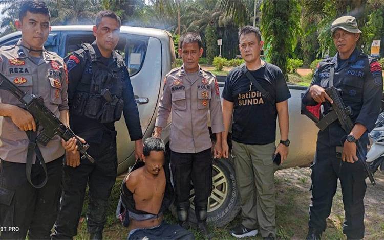  Jajaran Polres Kotawaringin Timur saat meringkus narapidana Jihat Aji Nurmoko Bin Sugianor di PT Agro Bukit (FOTO : IST)
