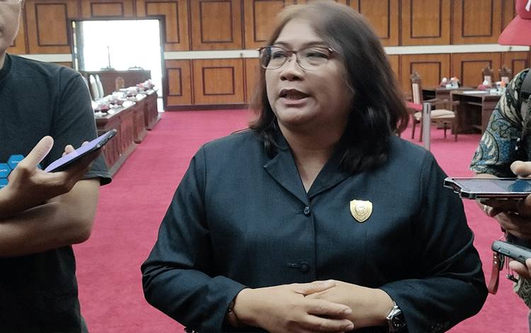 Wakil Ketua I DPRD Provinsi Kalimantan Tengah Kuwu Senilawati (FOTO : PATHUR)