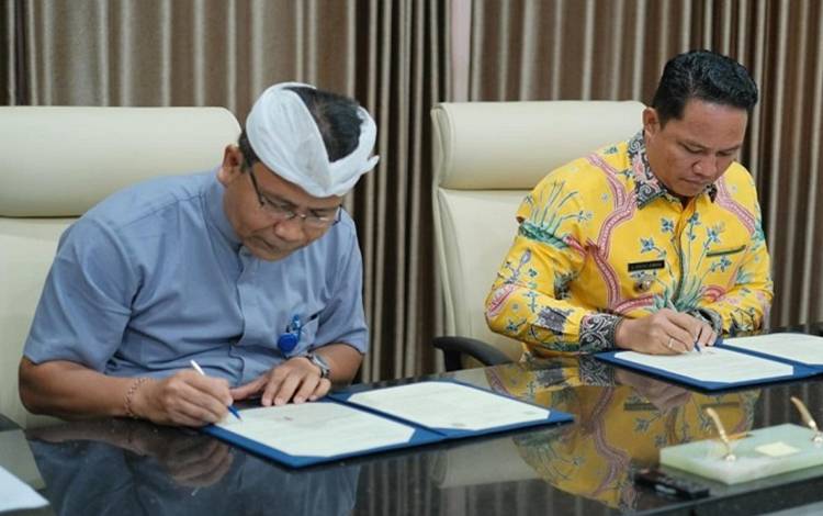 Bupati Lamandau Hendra Lesmana menandatangani kerja sama bidang kesehatan dengan UNUD Bali. (FOTO : HENDI NURFALAH)
