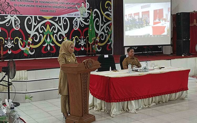 Wakil Bupati Seruyan Iswanti saat memberi arahan kepada PNS baru dilingkungan Pemkab Seruyan, Selasa, 7 Maret 2023 (Foto : FAHRUL)