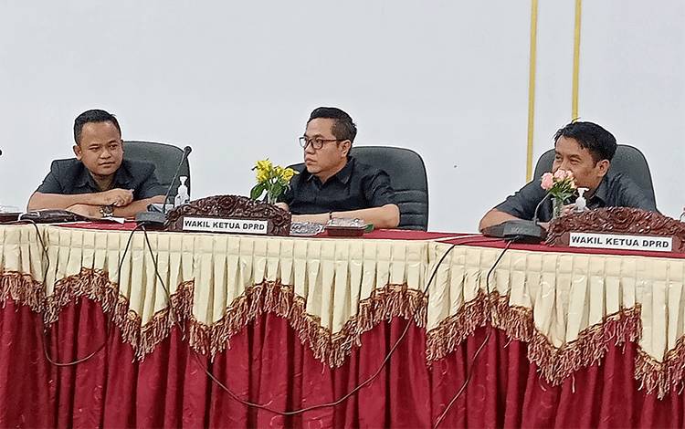 Pimpinan DPRD Barito Timur saat rapat paripurna, Selasa, 7 Maret 2023. (FOTO: BOLE MALO)