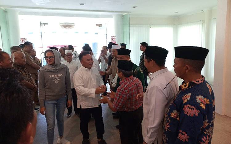 Kedatangan Gubernur Kalimantan Tengah (Kalteng), Sugianto Sabran disambut tokoh masyarakat serta pejabat Kalteng di Bandara Tjilik Riwut, Selasa, 7 Maret 2023. (FOTO: IST)