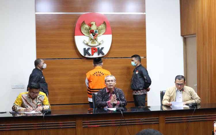 Wakil Ketua Komisi Pemberantasan Korupsi (KPK) Alexander Marwata (tengah) berikan keterangan terkait penahanan mantan Bupati Sidoarjo Saiful Ilah di Gedung Merah Putih KPK, Jakarta Selatan, Selasa (7/3/2023). ANTARA/Fianda Sjofjan Rassat
