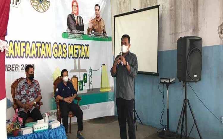 Kepala Dinas Lingkungan Hidup Kota Palangka Raya, Achmad Zaini menyampaikan materi tentang pengolahan sampah jadi gas metan. (FOTO: HENDRI)