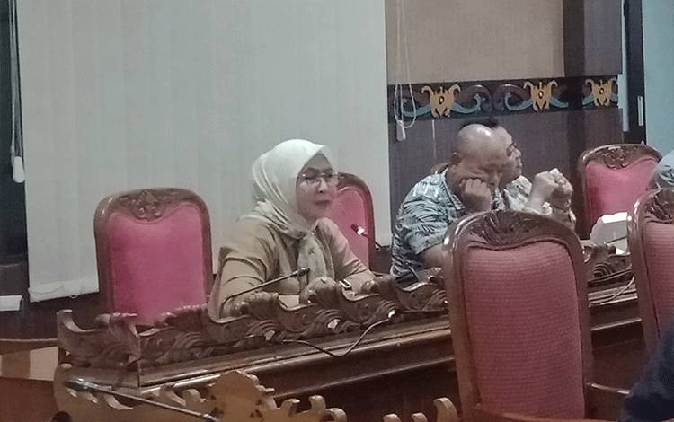Anggota DPRD Kotawaringin Timur, Darmawati, pada rapat dengar pendapat atas aksi demo sopir material galian C, Rabu, 8 Maret 2023. (FOTO: DEWIP)