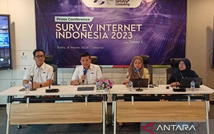 Ketua Umum Asosiasi Penyelenggara Jasa Internet Indonesia (APJII) Muhammad Arif (di kiri) saat memaparkan hasil Survei Penetrasi Internet Indonesia tahun 2023 di Kantor Sekretariat APJII, Jakarta Selatan, Rabu (8/3/2023) (ANTARA/Fathur Rochman)