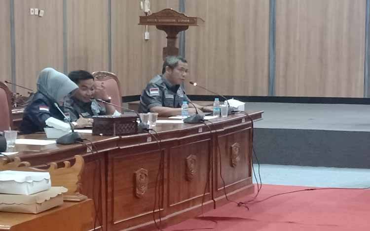 Anggota DPRD Kotawaringin Timur, Riskon Fabiansyah (tengah) dalam rapat dengar pendapat atas aksi demo aopir galian C, Rabu, 8 Maret 2023. (FOTO: DEWIP)
