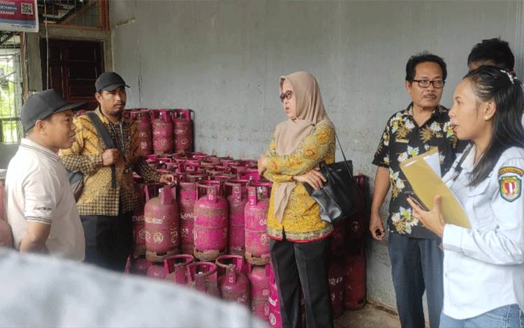Pihak Dinas Koperasi, UMKM dan Perdagangan Kabupaten Katingan melakukan monitoring ketersediaan dan harga gas elpiji di Pasar Kasongan, Kamis, 9 Maret 2023