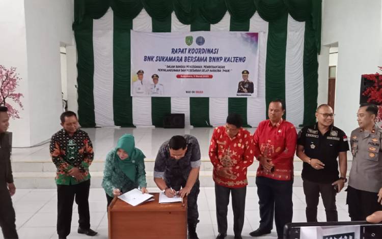 Penandatangan kerjasama antara BNNP Kalimantan Tengah bersama BNK Kabupaten Sukamara di aula SMP Negeri 1 Sukamara, Kamis, 9 Maret 2023. (FOTO: NORHASANAH)