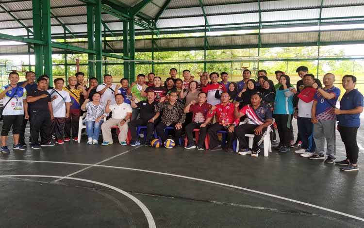 Kadispora Kalteng Hamka foto bersama seusai menutup pelatihan wasit voli, Kamis 9 Maret 2023