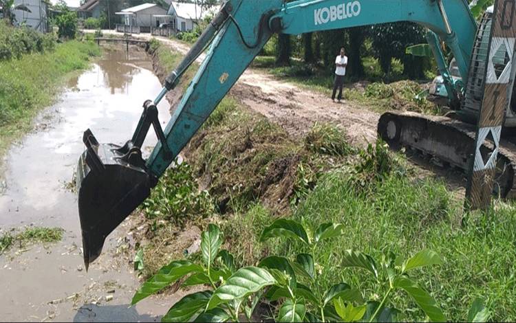 Alat berat dikerahkan untuk normalisasi anak sungai di Jalan Tjilik Riwut II Pangkalan Bun. (FOTO : DLH KOBAR)