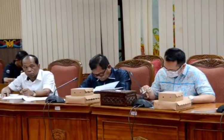Anggota Komisi I DPRD Kotawaringin Timur, Hendra Sia (Kanan) dalam RDP terkait perizinan minimarket menyalahi aturan Perda, Kamis, 9 Maret 2023. (FOTO: DEWIP)