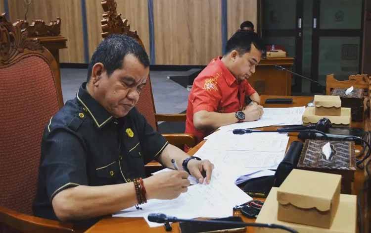 Ketua Komisi I DPRD Kotawaringin Timur, Rimbun (Kanan) memimpin RDP terkait perizinan minimarket menyalahi aturan, Kamis, 9 Maret 2023. (FOTO: DEWIP)