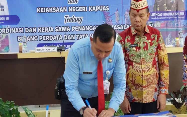 Kajari Kapuas, Luthcas Rohman saat tandatangani MoU dengan Pemkab Kapuas tentang kerjasama bidang Datun.
