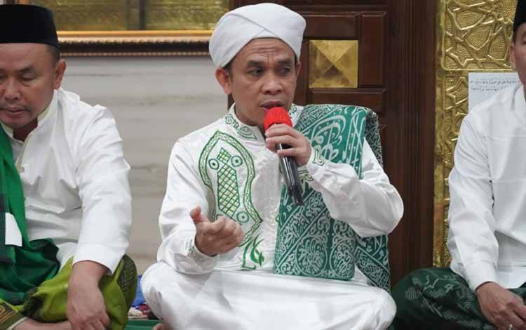 Tokoh Agama KH Ahmad Sanusi Ibrahim didampingi Gubernur Kalimantan Tengah, Sugianto Sabran di Musholla Rujab Gubernur Kalteng, Jumat, 10 Maret 2023. (FOTO: IST)