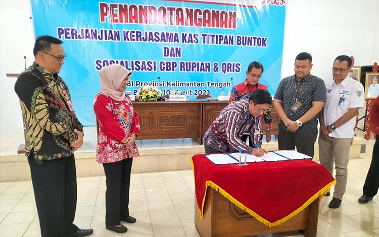 Pj Bupati Barsel, Lisda Arriyana didampingi Sekda, Eddy Purwanto menyaksikan kepala perwakilan Bank Indonesia Kalteng, Taufik Saleh menandatangani kerjasama Kas Titipan dengan PT BPD Cabang Buntok. (FOTO : URIUTU DJAPER)
