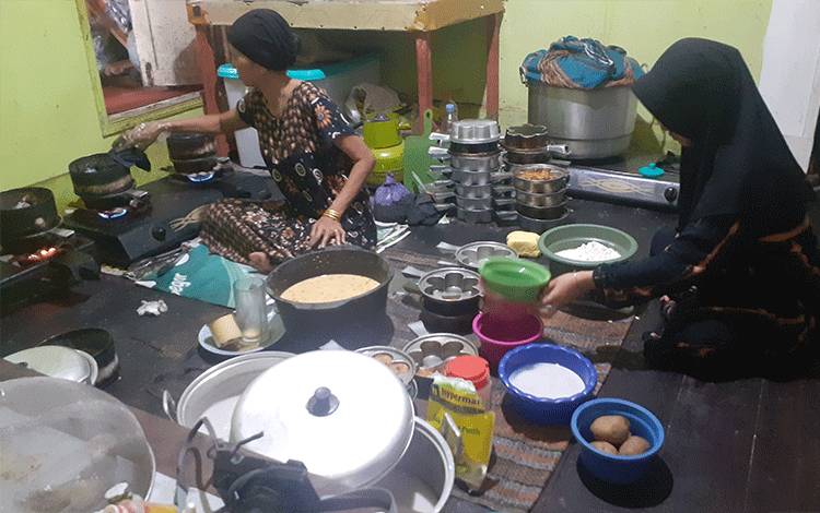 Reni Gustiana bersama Kartinah sedang mengolah pembuatan kue bingka mulai membuat adonan hingga pembakaran, Jumat, 10 Maret 2023 (FOTO: NURITA)