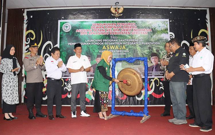 Wakil Bupati Seruyan, Iswanti memukul gong sebagai tanda telah resmi di kukuhkan pengurus DPD APKASINDO Seruyan (Foto : PROKOM SERUYAN)