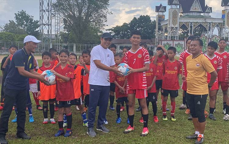 Pemberian bola untuk anak-anak pemain Palangka Raya United ketika bermain di Stadion Senaman Mantikai,Jumat, 10 Maret 2023. (FOTO: ISTIMEWA)