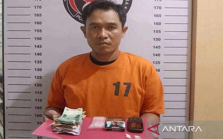 Seorang pria AK (38) pengedar narkotika jenis sabu ditahan di Polres Labuhanbatu. (ANTARA/HO-Humas Polres Labuhanbatu)