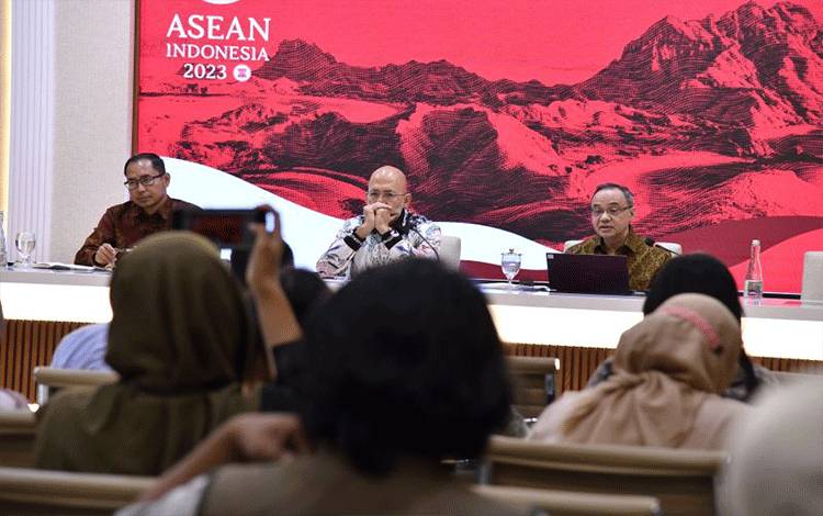 Juru Bicara Kemlu RI Teuku Faizasyah (kanan) menyampaikan pengarahan media di Jakarta, Jumat (10/3/2023). (ANTARA/HO-Kemlu RI)