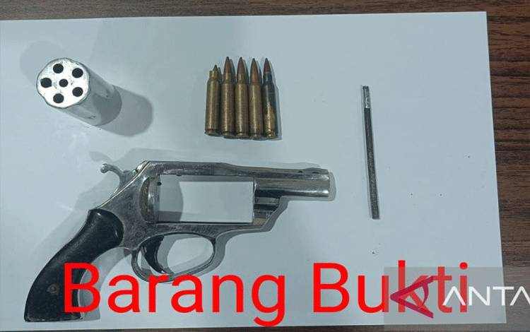 Barang bukti senjata api rakitan jenis revolver yang didapatkan personel Subdit III Jatanras Ditreskrimum Polda Sumsel dari pelaku pencurian dan kekerasan, AL (42), Jumat (10/3/2023). ANTARA/HO-Jatanras Polda Sumsel.