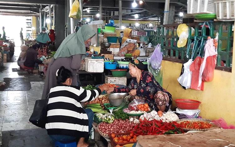 Pedagang sayur di Pasar Indra Sari Pangkalan Bun, Sabtu, 11 Maret 2023. (FOTO: Danang)