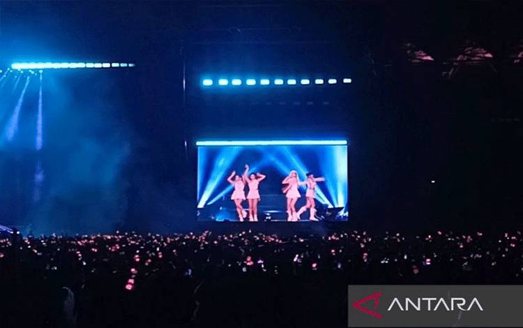 Grup K-Pop BLACKPINK dalam konser BLACKPINK World Tour [BORN PINK] di Stadion Utama GBK, Sabtu (11/3) malam. (ANTARA/Suci Nurhaliza)