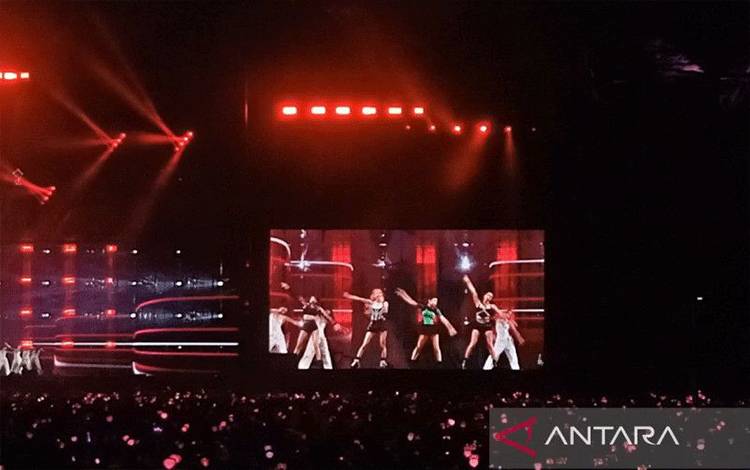 Grup K-Pop BLACKPINK saat konser BLACKPINK World Tour [BORN PINK] hari pertama di Stadion Utama Gelora Bung Karno, Jakarta, Sabtu (11/3) malam. (ANTARA/Suci Nurhaliza)
