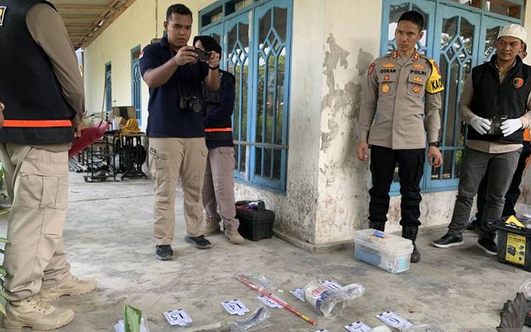 Kapolres Batu AKBP Oskar Syamsuddin (kedua kanan) melihat sejumlah barang bukti yang diamankan pada lokasi kejadian ledakan di Dusun Pulosari, Kecamatan Kasembon, Kabupaten Malang, Minggu (12/3/2023). (ANTARA/Vicki Febrianto)