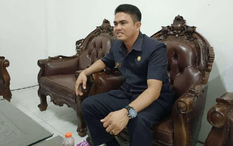 Wakil Ketua I DPRD Gunung Mas Binartha saat ditemui di ruang kerjanya. (FOTO: RISKA YULYANA)