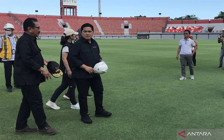 Ketua Umum PSSI Erick Thohir (empat kiri) meninjau Stadion Kapten I Wayan Dipta di Gianyar, Bali, Minggu (12/3/2023) untuk memeriksa kesiapan stadion sebagai salah satu arena pertandingan Piala Dunia U20 pada 20 Mei 2023 sampai dengan 11 Juni 2023. ANTARA/Genta Tenri Mawangi