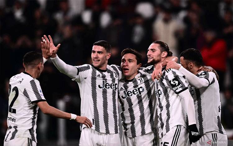 Arsip - Para pemain Juventus merayakan gol yang diciptakan gelandang Adrien Rabiot (kedua dari kanan) saat laga Serie A kontra Fiorentina di Juventus stadium, Turin, pada 12 Februari 2023 (Photo by Marco BERTORELLO / AFP) (AFP/MARCO BERTORELLO)