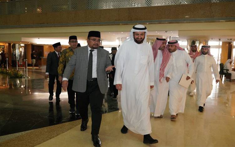 Menteri Agama RI Yaqut Cholil Qoumas dan Menteri Haji dan Umrah Arab Saudi Tawfiq F. Al Rabiah saat keduanya bertemu di Jeddah. (ANTARA/HO-Kemenag)