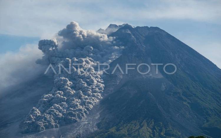 Luncuran awan panas Gunung Merapi terlihat dari Turi, Sleman, DI Yogyakarta, Minggu (12/3/2023). Menurut data BPPTKG pada 12 Maret 2023 pukul 07.04 - 07.56 WIB telah terjadi 3 awan panas guguran dengan jarak luncur antara 2.000 meter hingga 2.500 meter ke arah barat daya. (ANTARA FOTO/Andreas Fitri Atmoko/rwa.)