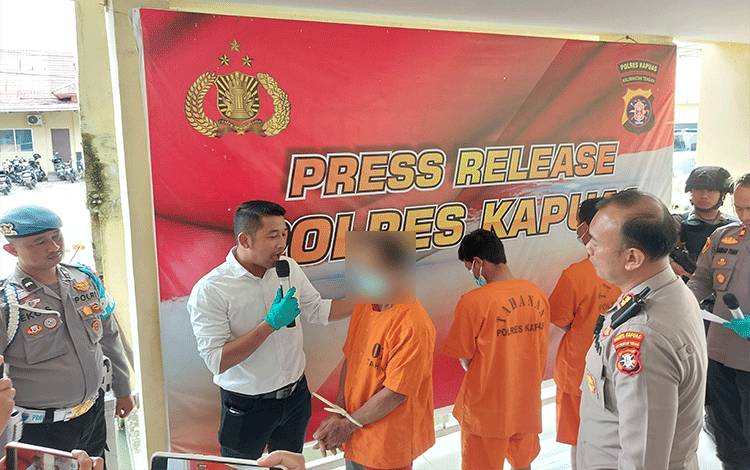 Kapolres Kapuas AKBP Qori Wicaksono didampingi Kasatreskrim Iptu Iyudi Hartanto, interogasi kasus persetubuhan dalam press realese pada Senin, 13 Maret 2023. (FOTO: DODI)