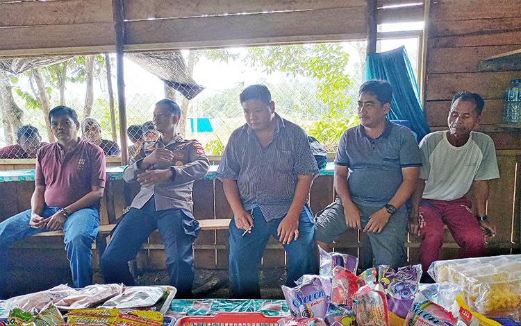 Wakapolsek Dusun Timur Ipda Budiyana (dua dari kiri) sedang memimpin mediasi antara para sopir dan manajemen angkutan PT BNJM di sebuah warung simpang jalan hauling PT BNJM Desa Didi, Senin, 13 Maret 2023. (BOLE MALO)