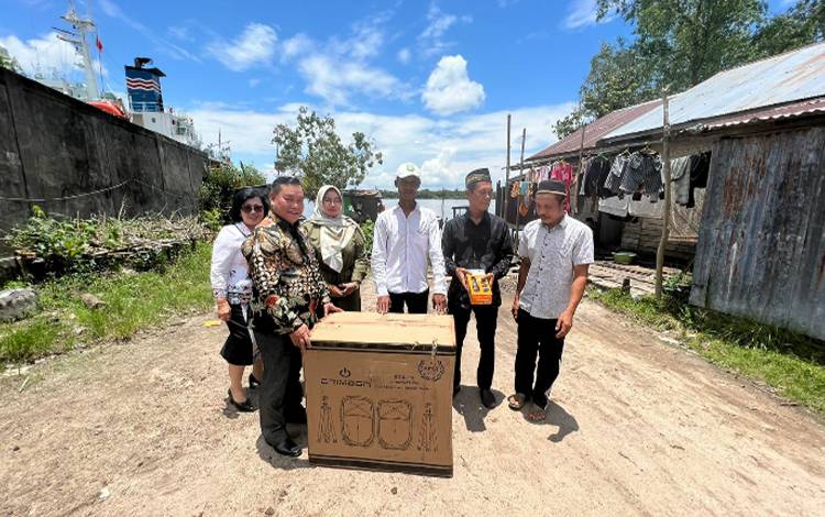 Bupati Kotim Halikinnor didampingi Wabup Irawati, dan Ketua DPRD Rinie Anderson menyerahkan bantuan alat hadrah dan sound system untuk Yayasan Pendidikan Alquran Al-hidayah, Desa Rawa Sari baru-baru ini.