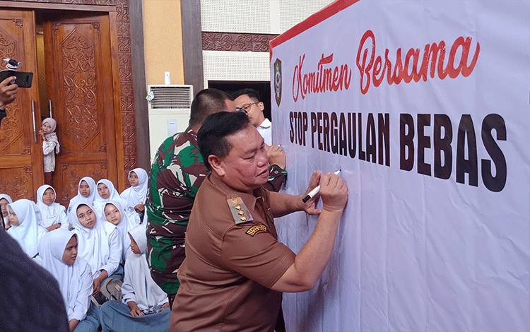 Bupati Kotawaringin Timur, Halikinnur membubuhkan tanda tangan komitmen stop pergaulan bebas di Rumah Jabatan Bupati, Senin, 13 Maret 2023. (FOTO: DEWIP)